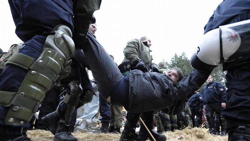 Polizeibeamte lösen eine Sitzblockade Polizeibeamte lösen eine Sitzblockade