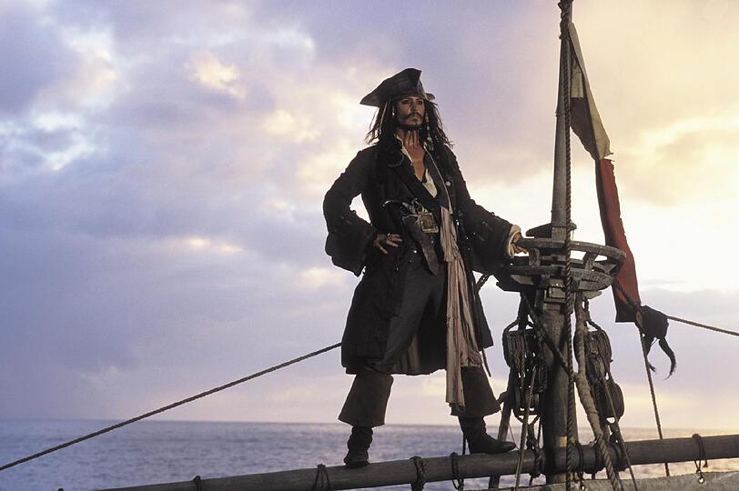 Ihr zur Seite steht - na klar - Johnny Depp als Captain Jack Sparrow.