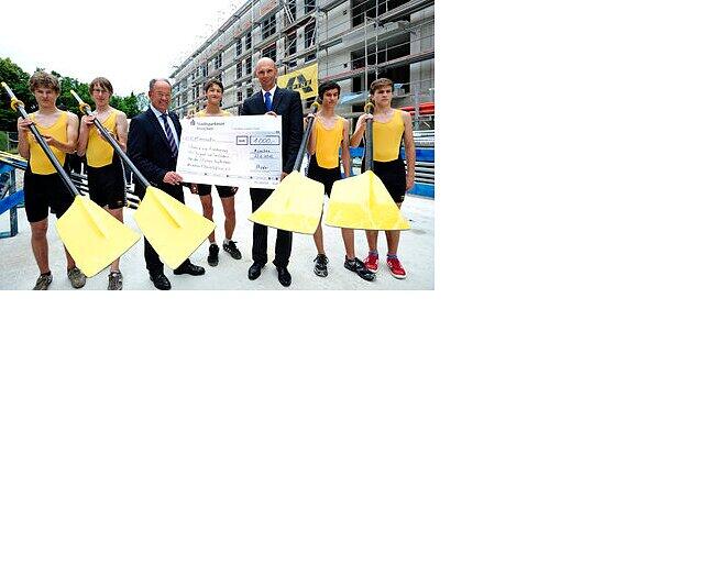 Ein Herz für die Jugend: Beim Richtfest für ein neues Wohngebäude der Stadtsparkasse in Moosach bekam die Jugend der Rudergesellschaft München einen Scheck als Zuschuss für ein neues Boot.