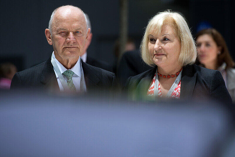 ARHCIV - Der Aufsichtsratsvorsitzende der Volkswagen AG, Ferdinand Piech, und seine Frau, VW-Aufsichtsratsmitglied Ursula Piech, kommen am 25.04.2013 in Hannover zur Hauptversammlung der Volkswagen