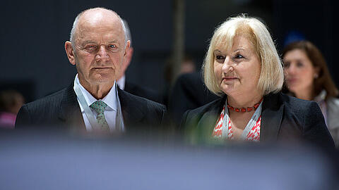 ARHCIV - Der Aufsichtsratsvorsitzende der Volkswagen AG, Ferdinand Piech, und seine Frau, VW-Aufsichtsratsmitglied Ursula Piech, kommen am 25.04.2013 in Hannover zur Hauptversammlung der Volkswagen