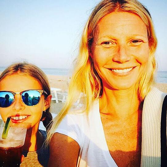 Getränkt in der goldenen Abendsonne: Gwyneth Paltrow mit Tochter Apple