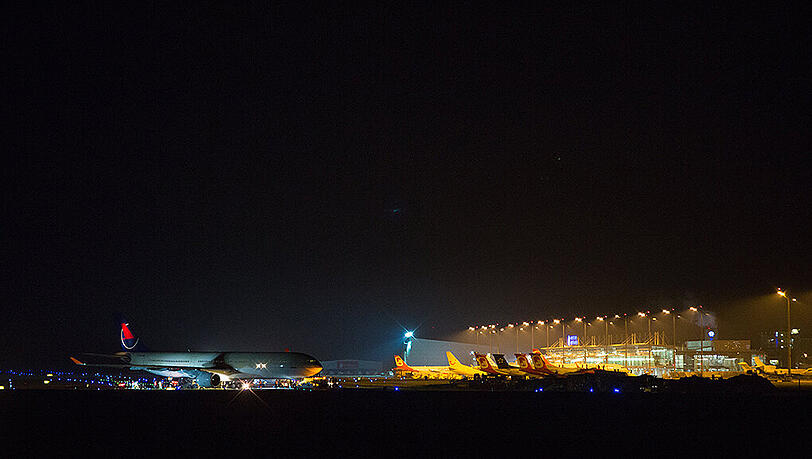 Bei der Landung auf dem Nürnberger Flughafen ist ein Airbus A330 von der Landebahn gerutscht. Die Bilder von der Bergung.