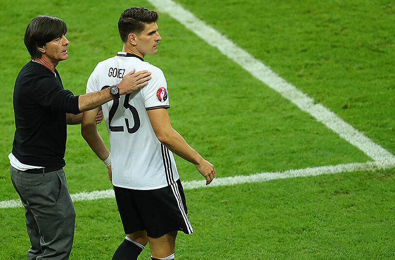 Bundestrainer Joachim Löw brachte Mario Gomez in der 72. Minute für Julian Draxler.