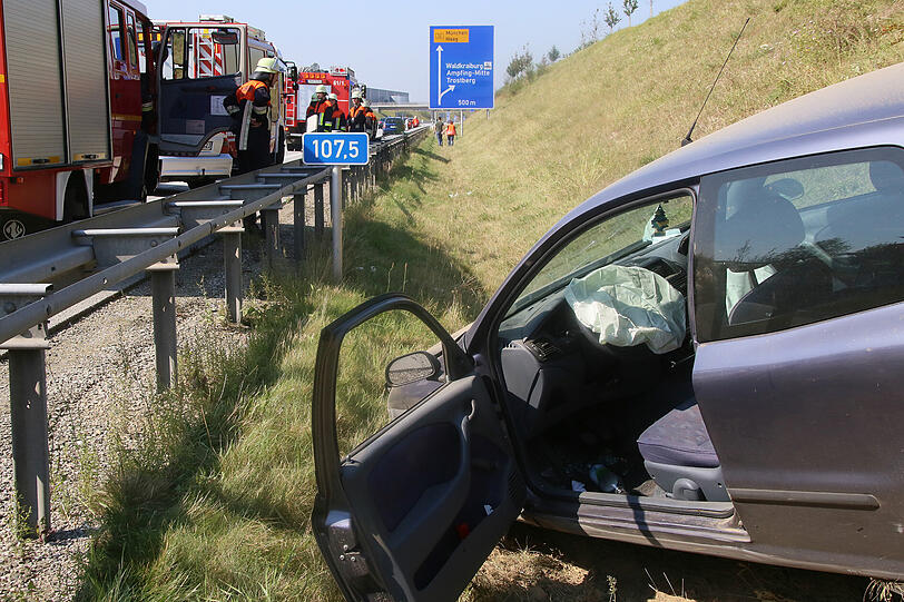 Der Fahrer wollte die Zigarette aus dem Fußraum aufheben und kam dabei mit 150 Sachen von der Fahrbahn ab. Die Bilder von den Aufräumarbeiten.