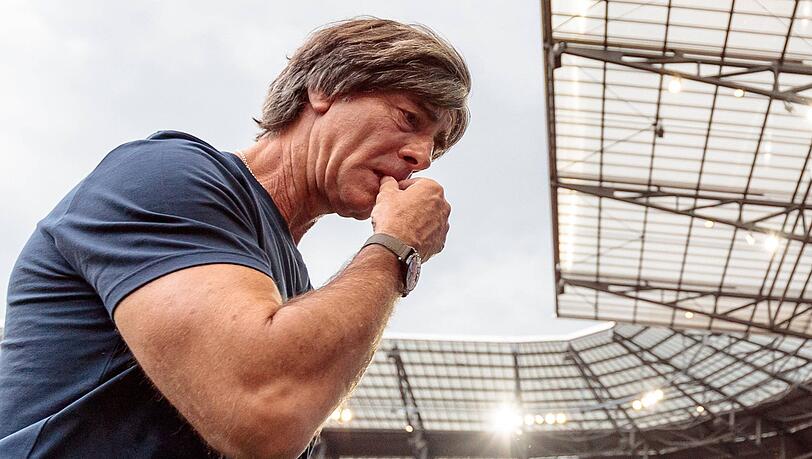 Nachdenklich: Bundestrainer Joachim Löw in Klagenfurt. Nachdenklich: Bundestrainer Joachim Löw in Klagenfurt.