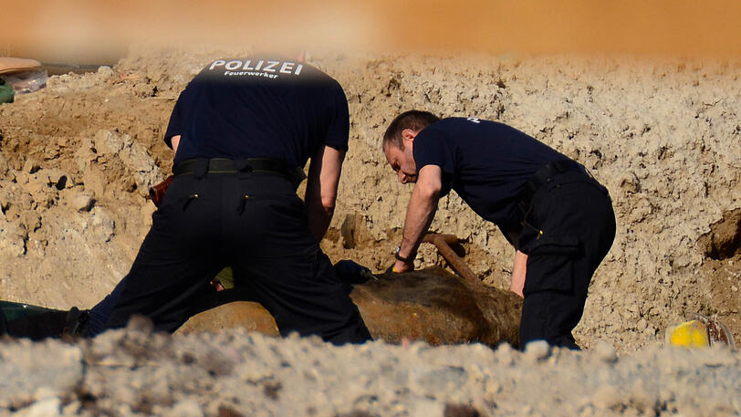 Experten der Polizei bereiten die Bombe für die Entsperrung vor.
