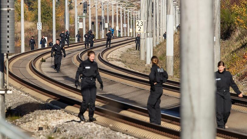 Polizisten suchen auf der ICE-Strecke zwischen Nürnberg und München die Schienen ab.
