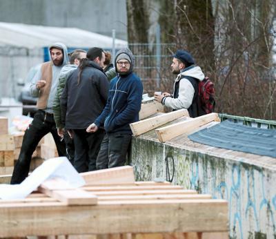 Die Mitglieder vom Kulturverein Wannda haben den Umzug der Utting organisiert. Hier warten sie auf der Eisenbahnbrücke, dass es losgeht.