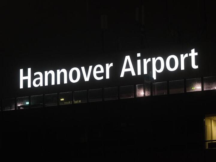 Der Schriftzug "Hannover Airport" am Flughafen der niedersächsischen Landeshauptstadt.