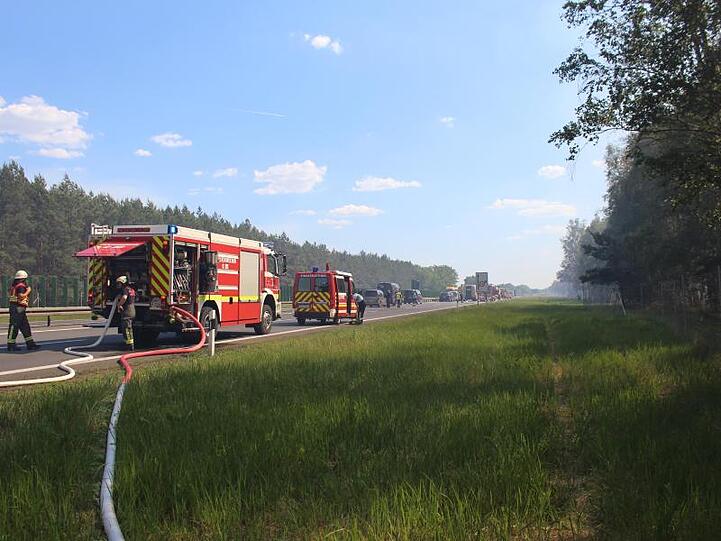 Die A10 ist wegen eines Waldbrandes zwischen dem Dreieck Havelland und Falkensee gesperrt.