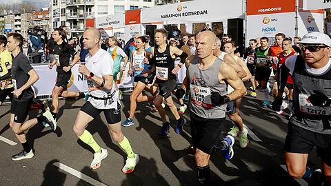 Geschafft: Ex-Bayern-Star Arjen Robben steht den Rotterdamer Marathon durch - und das in einer ordentlichen Zeit. Gegen Ende hin aber spürt er die Beanspruchung.