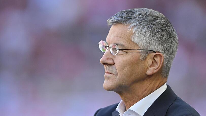 "Ich sage immer, dass der FC Bayern auf drei Säulen steht: Sportlicher Erfolg, wirtschaftliche Stabilität und gesellschaftliche Verantwortung", erklärt Bayern-Präsident Herbert Hainer. "Ich sage immer, dass der FC Bayern auf drei Säulen steht: Sportlicher Erfolg, wirtschaftliche Stabilität und gesellschaftliche Verantwortung", erklärt Bayern-Präsident Herbert Hainer.