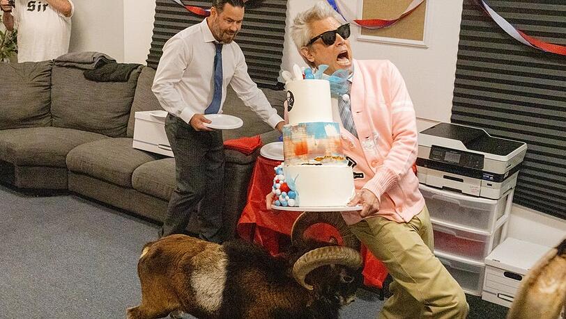 Chris Pontius (l.) und Johnny Knoxville in einer Szene aus dem neuen Film "Jackass: Einer geht noch".