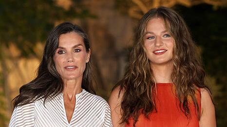 Bislang stand Prinzessin Leonor (r.) modisch immer ein bisschen im Schatten ihrer Mutter, K&ouml;nigin Letizia. Auf Mallorca zog sie nun aber in einem farbenfrohen Ensemble der spanischen Nachhaltigkeitsmarke Thinking Mu und mit Beachwaves die Blicke auf sich.