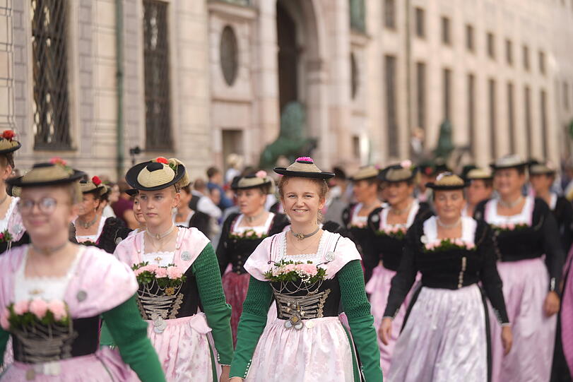 Die feschen Madln des Trachtenvereins "d’Hochbergler Oberwarngau" in ihren typisch schwarzen Miedern, Schnurhüten und rosafarbenen Schürzen. Anfang des 20. Jahrhunderts wurde der Verein gegründet, um die Gebirgstracht zu erhalten. Die feschen Madln des Trachtenvereins "d’Hochbergler Oberwarngau" in ihren typisch schwarzen Miedern, Schnurhüten und rosafarbenen Schürzen. Anfang des 20. Jahrhunderts wurde der Verein gegründet, um die Gebirgstracht zu erhalten.
