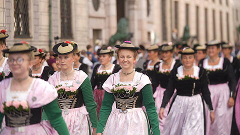 Die feschen Madln des Trachtenvereins "d&rsquo;Hochbergler Oberwarngau" in ihren typisch schwarzen Miedern, Schnurh&uuml;ten und rosafarbenen Sch&uuml;rzen. Anfang des 20. Jahrhunderts wurde der Verein gegr&uuml;ndet, um die Gebirgstracht zu erhalten.