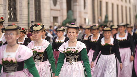 Die feschen Madln des Trachtenvereins "d&rsquo;Hochbergler Oberwarngau" in ihren typisch schwarzen Miedern, Schnurh&uuml;ten und rosafarbenen Sch&uuml;rzen. Anfang des 20. Jahrhunderts wurde der Verein gegr&uuml;ndet, um die Gebirgstracht zu erhalten.