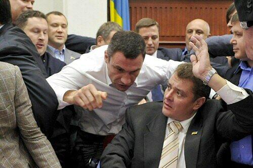 Vitali Klitschko in einer handfesten Auseinandersetzung