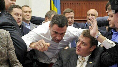 Vitali Klitschko in einer handfesten Auseinandersetzung Vitali Klitschko in einer handfesten Auseinandersetzung