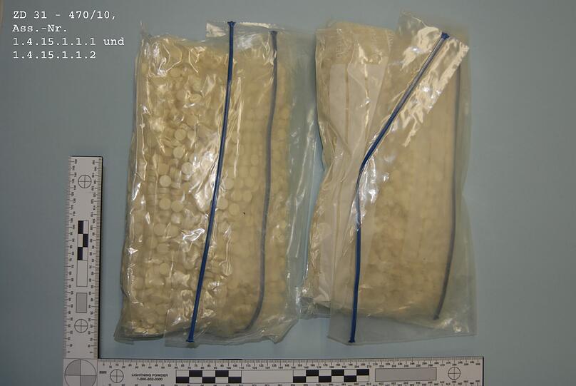 Im Juli und November 2010 hatten die Fahnder des Zollfahndungsamtes München in Rosenheim und Brannenburg 155 000 Mephedron-Tabletten sichergestellt. Die Bilder