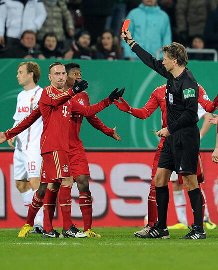 FRANCK RIBÉRY: Note 5. Mal wieder Dr. Jekyll und Mr. Hyde: Grandios vorm 0:1, kreuzdämlich beim Platzverweis &ndash; daher die Note.