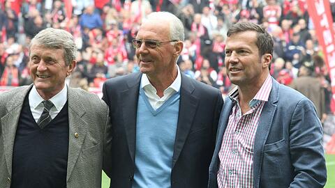 Drei Kapitäne großer Bayern-Mannschaften in der Arena: Werner Olk mit Franz Beckenbauer und Lothar Matthäus (v. l.). Foto: imago