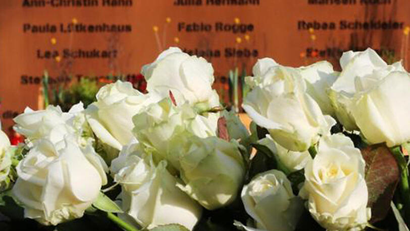 Weiße Rosen vor einer Gedenktafel mit den Namen der Opfer des Germanwings-Absturzes in Haltern am See. Weiße Rosen vor einer Gedenktafel mit den Namen der Opfer des Germanwings-Absturzes in Haltern am See.