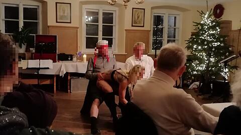 Auf der Weihnachtsfeier des Matrosenchors tanzte eine Stripperin. Wer bezahlte sie?
