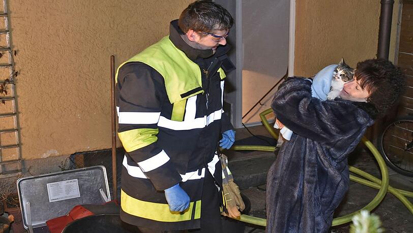 Besitzerin schließt Pearli nach der Rettung wieder in ihre Arme Besitzerin schließt Pearli nach der Rettung wieder in ihre Arme
