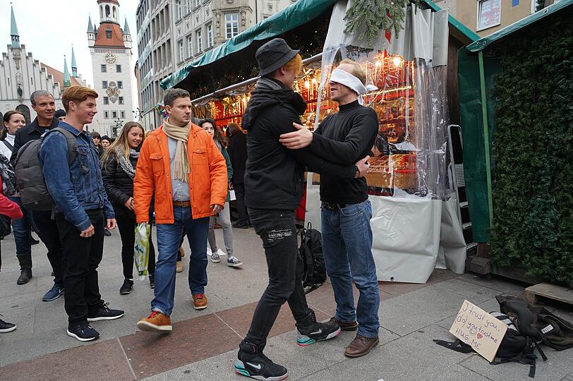 Der Tischler Tiemo bot am Marienplatz kostenlose Umarmungen an. Die Bilder.