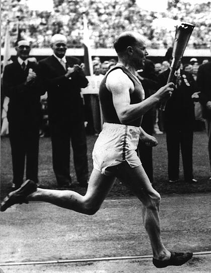 1952 in Helsinki: Nurmi trägt dieFackel ins Stadion...