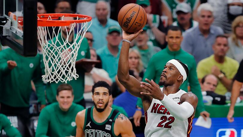 Jimmy Butler (r) führte Miami Heat zum Sieg.