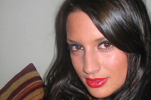&bdquo;Hot Summer Girl&ldquo;-Kandidatin Nina posiert mit laszivem Blick schon wie ein Profi.