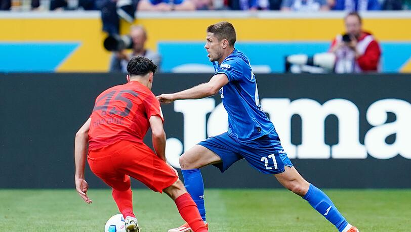 Münchens Aleksandar Pavlovic (l) und Hoffenheims Andrej Kramaric kämpfen um den Ball.
