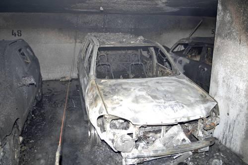 Drei Autos wurden bei dem Brand komplett zerstört.