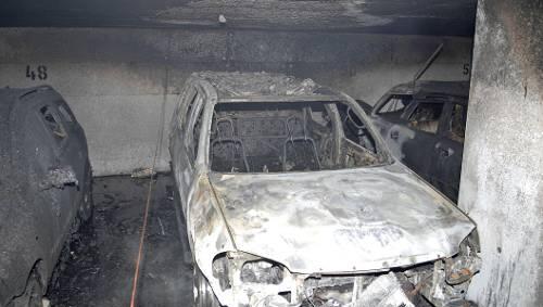 Drei Autos wurden bei dem Brand komplett zerstört. Drei Autos wurden bei dem Brand komplett zerstört.