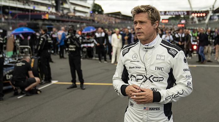 Brad Pitt als Sonny Hayws, der nach einem Brutalunfall 1994 nach drei Jahrzehnten wieder auftaucht in der Formel 1.