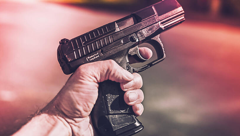 Von einer echten kaum zu unterscheiden: Mit einer ähnlichen Softairwaffe und dazu einem Messer hat ein Schwabinger seine Arbeitskollegin massiv bedroht. Von einer echten kaum zu unterscheiden: Mit einer ähnlichen Softairwaffe und dazu einem Messer hat ein Schwabinger seine Arbeitskollegin massiv bedroht.