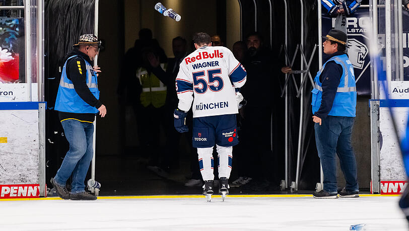 Fabio Wagner vom EHC Red Bull M&uuml;nchen muss nach seinem folgenschweren Check gegen Ingolstadts Edwin Tropmann vorzeitig vom Eis, in der Folge wird er f&uuml;r 14 DEL-Spiele gesperrt.