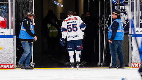 Fabio Wagner vom EHC Red Bull M&uuml;nchen muss nach seinem folgenschweren Check gegen Ingolstadts Edwin Tropmann vorzeitig vom Eis, in der Folge wird er f&uuml;r 14 DEL-Spiele gesperrt.