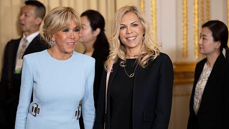 Tiphaine Auzi&egrave;re (re.) ist die j&uuml;ngste Tochter von Brigitte Macron und stammt aus ihrer ersten Ehe.