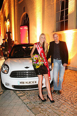Die Gewinnerin Valerie Fürg posiert stolz vor ihrem neuen Mini.
