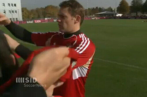Manuel Neuer gibt Autogramme