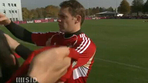 Manuel Neuer gibt Autogramme