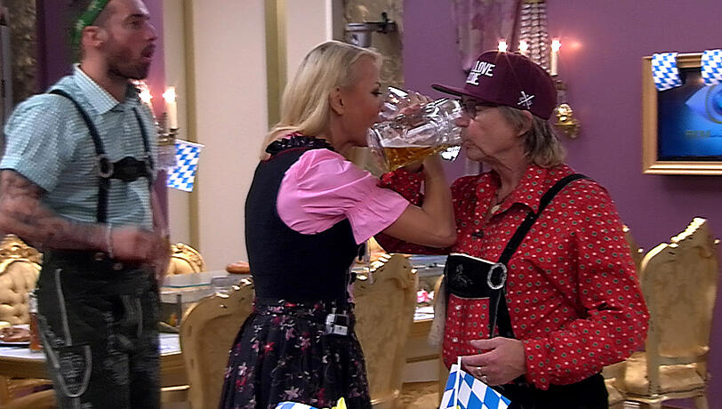 Die Stimmung ist ausgelassen. Obwohl Ex-Alkoholikerin Jenny nur Wasser trinkt, gibts Busserl für Martin Semmelrogge.