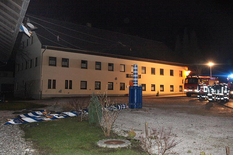 In Heldenstein krachte ein Maibaum auf ein Haus - und riss dabei eine Stromleitung ab.
