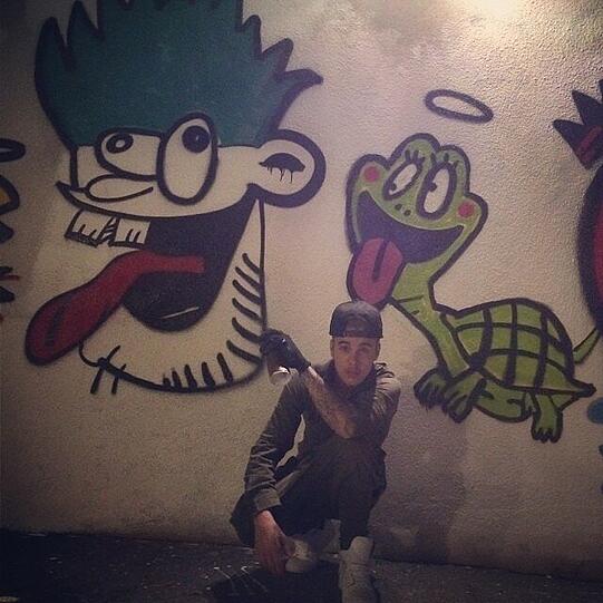 Justin Bieber kann nicht nur mit dem Mikrofon umgehen, sondern weiß auch wie man den Pinsel schwingt. Stolz präsentiert das Pop-Idol sein Kunstwerk auf Instagram.