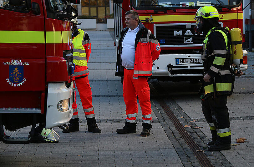 Bilder vom Feuerwehreinsatz in Waldkraiburg am Montag. Trockenes Laub sorgte für einen kleinen Brand in einer Abwasserrinne.