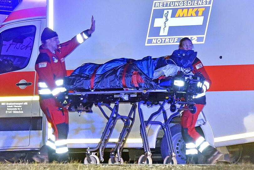 Ein 60-jähriger Fiat-Fahrer hatte einen Bus mit Flüchtlingen übersehen - die Beifahrerin starb, ein Kind wurde schwer verletzt.